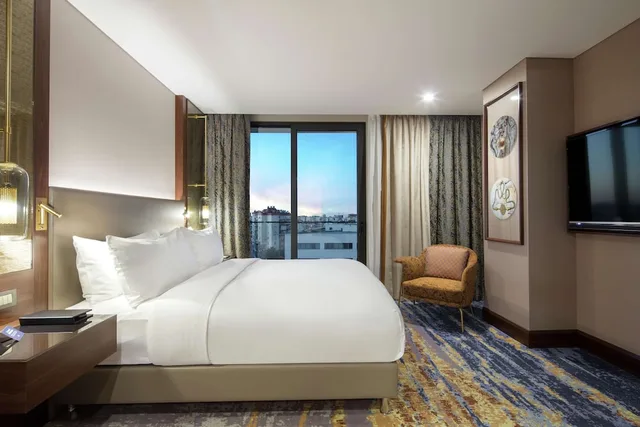 غرفة بسرير كينج بإطلالة، Doubletree By Hilton Antalya City Centre 1/6