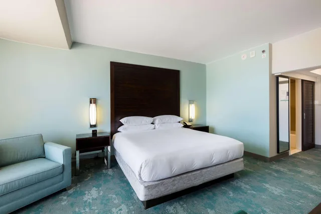 غرفة بسرير كينج بشرفة، Caribe Hilton 2/5
