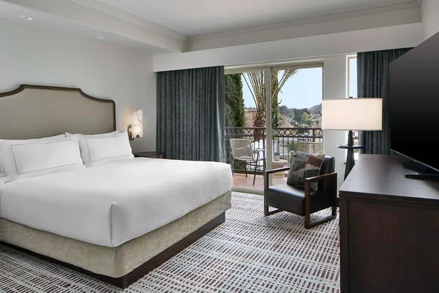 جناح بسرير كينج بشرفة بغرفة نوم واحدة مع أريكة بمطبخ، La Bellasera Hotel & Suites Paso Robles, Tapestry by Hilton 1/1