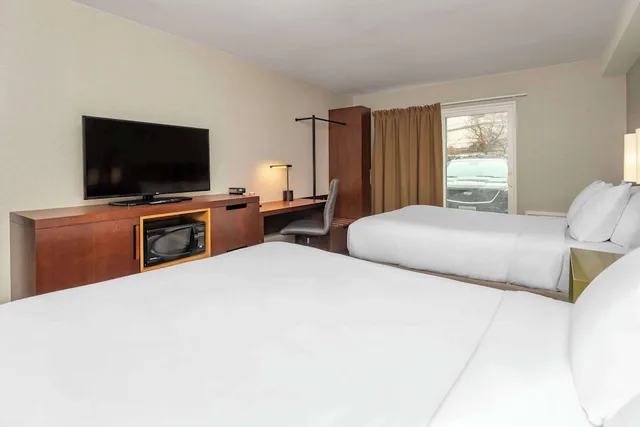 Standard, 2 Queen Beds, Ground Floor, Comfort Inn Sudbury East 6/10