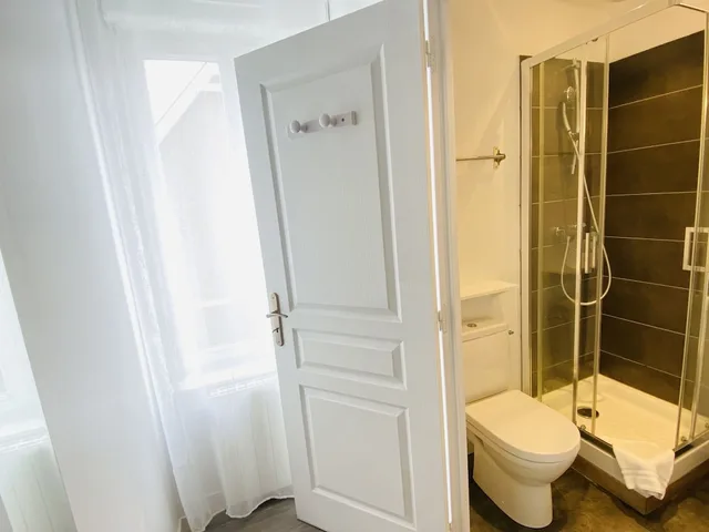 غرفة قياسية ثلاثية بسرير مزدوج وسرير فردي، Hôtel Saint-Michel 4/4