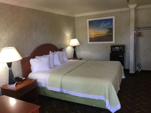 غرفة بسرير كينج مع أريكة، Days Inn By Wyndham Los Angeles Lax Redondo Manhattan Beach 8/10