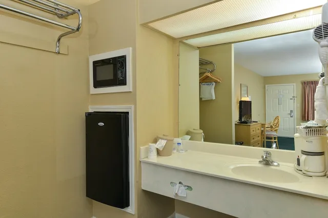 غرفة ديلوكس بسرير كينج للمدخنين، Americas Best Value Inn Meridian 7/7