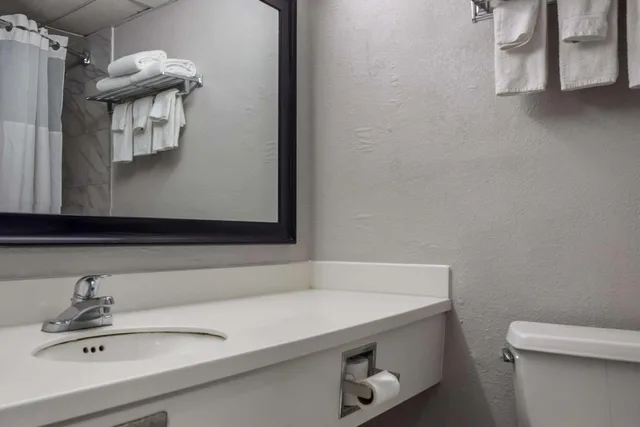 جناح سوبيريور بسرير كينج، Quality Inn Toledo Westgate 2/4