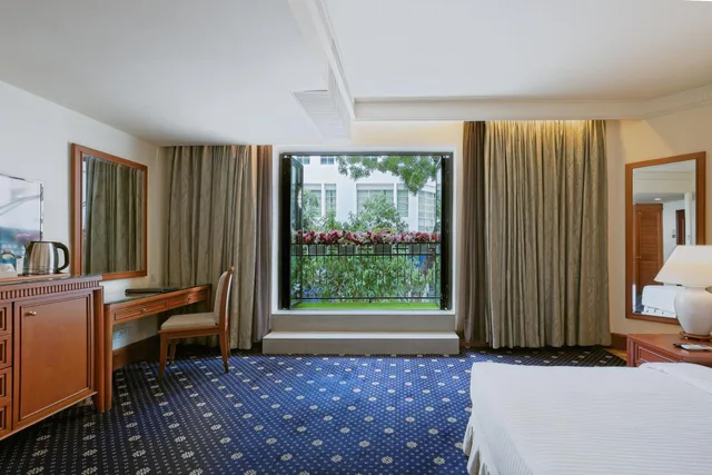 غرفة ديلوكس بسرير كينج بشرفة، The Jesselton Hotel 1/4