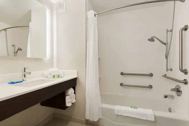 غرفة قياسية بسريرين كوين لذوي الإعاقة، Holiday Inn Express Hotel & Suites Shawnee I-40 4/6