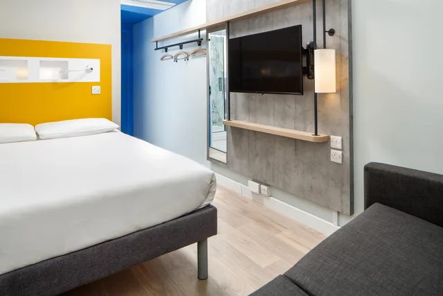 Room, Double Bed, No Window، ibis budget Swindon 1/4