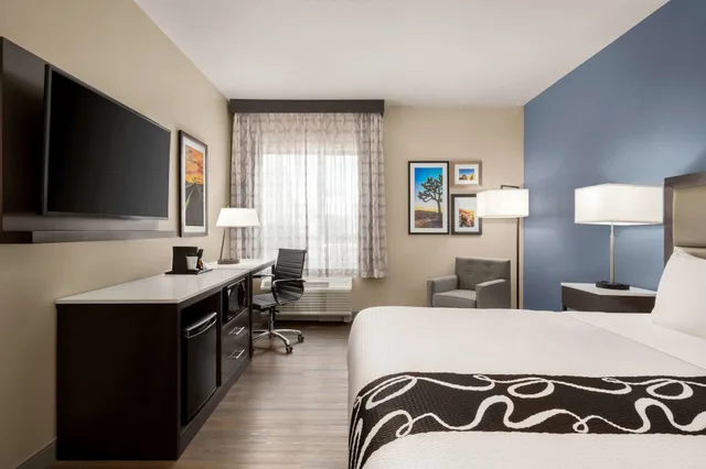 غرفة بسرير كينج لذوي الإعاقة، La Quinta Inn & Suites by Wyndham San Bernardino 1/3