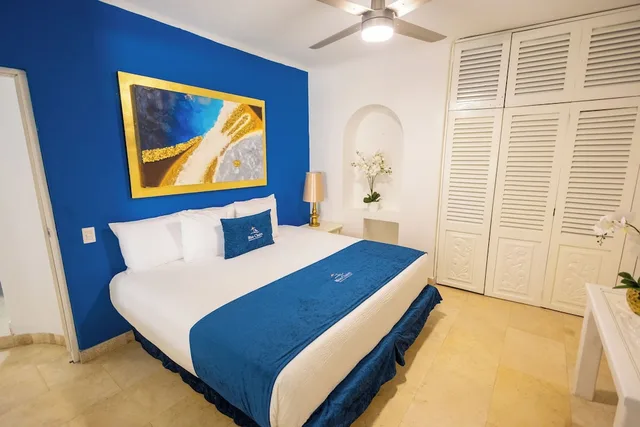 Blue, Junior Suite, King Bed، Chairs Resort By the Sea 2/6
