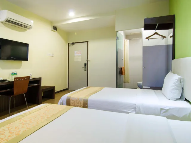 غرفة ديلوكس ثلاثية بسرير كوين وسرير فردي، 8 Days Boutique Hotel Mount Austin 1/1
