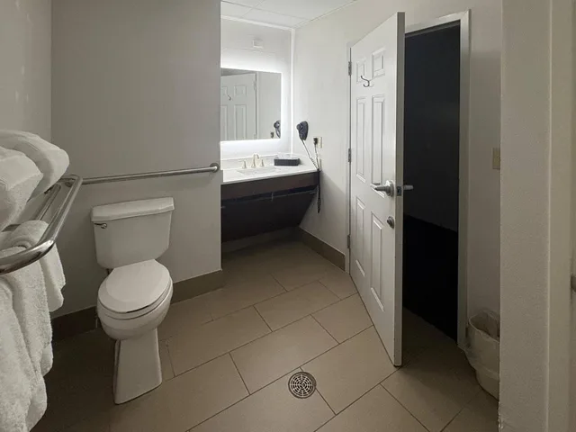 Efficiency, Superior, King Bed, Sofa, Accessible، Comfort Suites Crossville 9/10