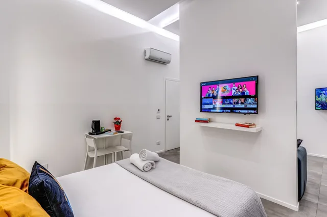 جناح بسرير كوين مع أريكة بحوض جاكوزي، Gallery Suite Naples 4/7