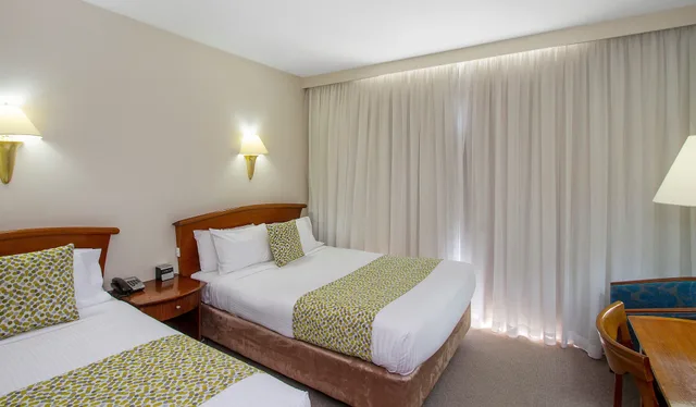 City, 1 Queen and 1 Single Bed، Noahs On The Beach 2/4