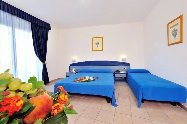 غرفة ثلاثية بسرير كوين وسرير فردي، NICOTERA BEACH VILLAGE 6/9