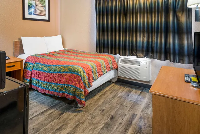 غرفة بسرير مزدوج لذوي الإعاقة، Knights Inn Grand Rapids 1/3
