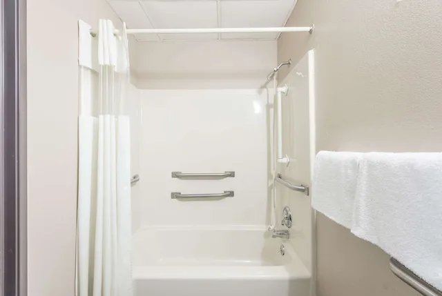 غرفة بسرير كوين لذوي الإعاقة، Super 8 by Wyndham O'Fallon MO/St. Louis Area 6/6