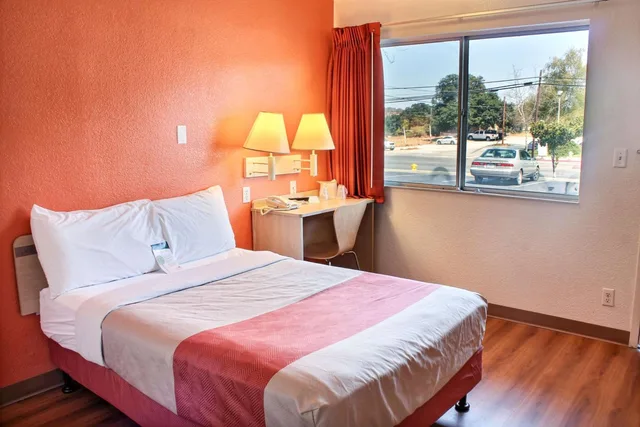 1 Full Bed - ADA/RI Shower/Micfridge، Motel6 Atascadero, CA 3/10