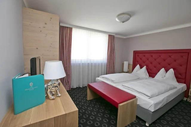 Room, Queen Bed, Markus Sittikus Hotel Sigl Gmbh 2/7