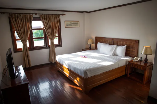 Superior, King Bed, Lao Orchid 1/4