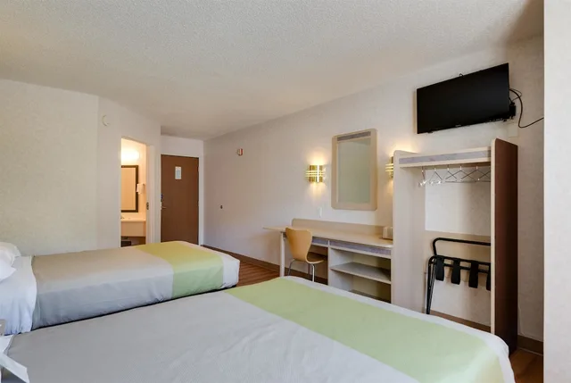 غرفة قياسية بسريرين مزدوجين، Motel6 Statesville, NC 1/6