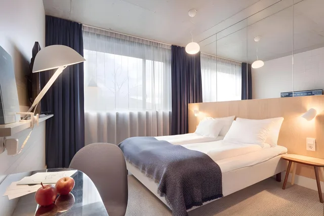 غرفة قياسية بسرير مزدوج وسريرين منفصلين، ZANDER K HOTEL 1/1