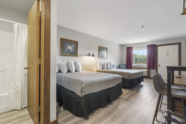 Lodge, 2 Queen Beds, Kitchenette، White Wing Lodge 2/4