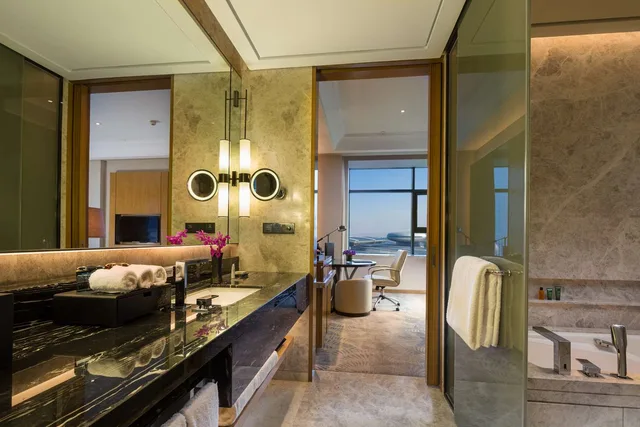 غرفة بإطلالة على الجبل مع دخول الصالة، Hilton Urumqi 1/1