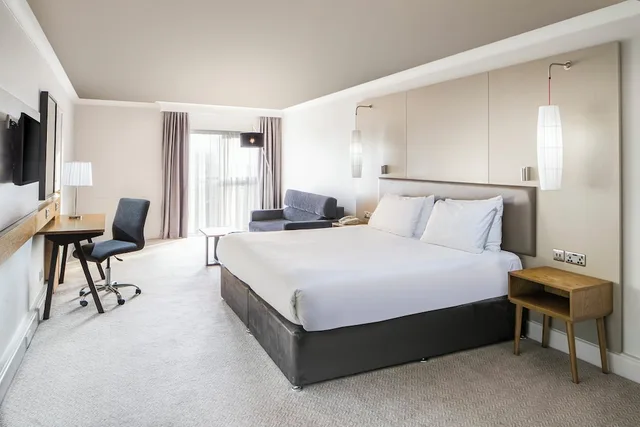 غرفة بريميوم بسرير كينج بإطلالة على البحر مع دخول صالة النادي، Crowne Plaza Plymouth, an IHG Hotel 1/5