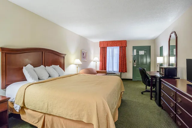 غرفة قياسية بسرير كينج، Quality Inn Heber Springs, AR 1/2