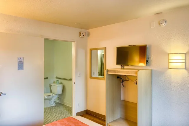 1 Full Bed ADA/RI Shower, Motel6 Everett, WA - North 7/10