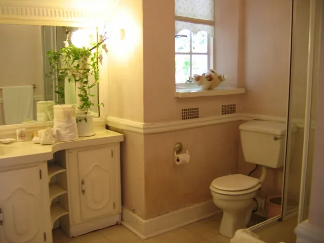 Elizabeth, 1 Double and 1 Single Bed، Villa Victoria Executive Guest House 1/1