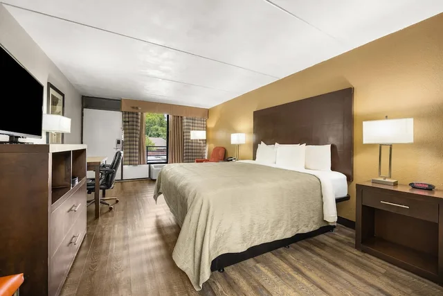 غرفة قياسية بسرير كينج، Quality Inn Columbus near Fort Benning 1/7