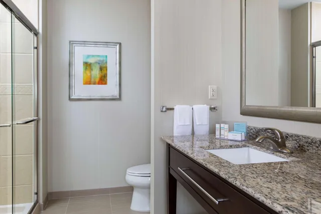 غرفة بسرير كينج وسريرين كوين، Hampton Inn & Suites Philadelphia Montgomeryville 3/4