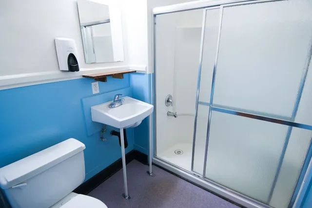 غرفة صغيرة بسرير كوين بحمام مشترك، Ocean Island Inn Backpackers Suites Hostel 6/9