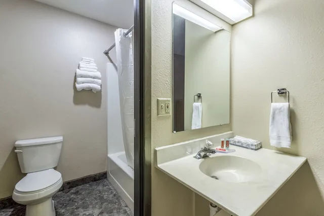غرفة قياسية بسريرين كوين، Econo Lodge Valley City, ND 4/5