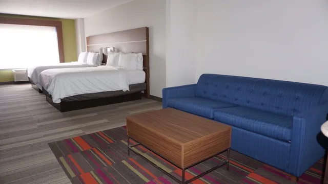 جناح بسريرين كوين مع أريكة، Holiday Inn Express Hotel Suites Greensboro East 2/3