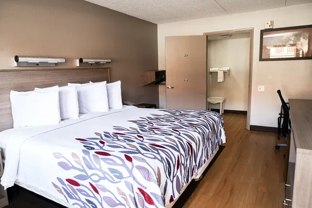 غرفة سوبيريور بسرير كينج لذوي الإعاقة، Red Roof Inn Rochester - Henrietta 1/5