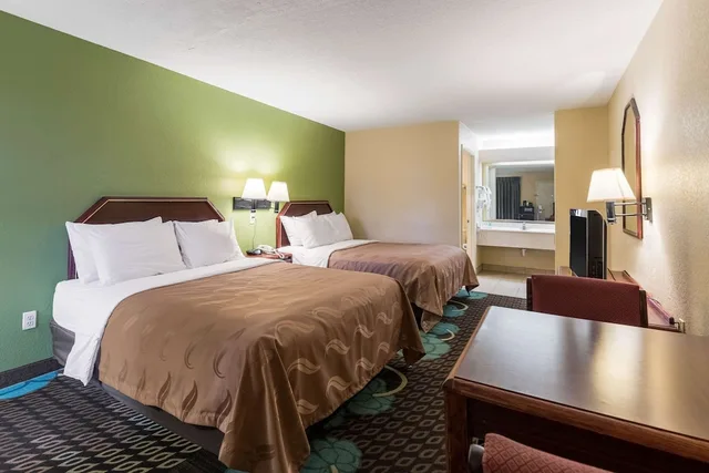 غرفة قياسية بسريرين كوين، Quality Inn Alexandria 5/6