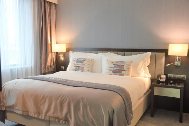 غرفة بسرير كينج بإطلالة على الجبل في الطابق العلوي، Intercontinental Sofia 2/6