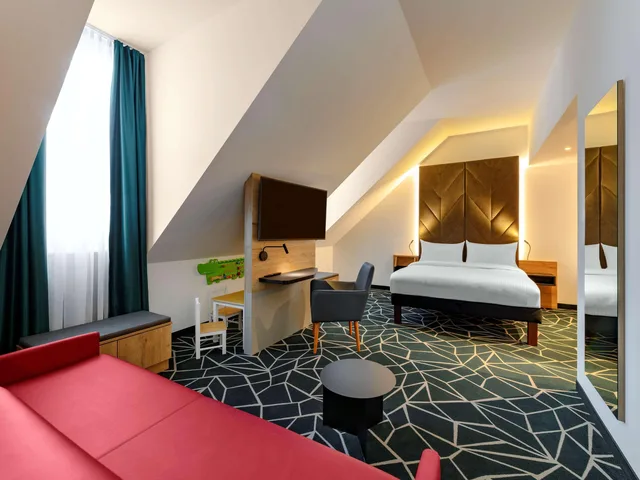 غرفة عصرية عائلية بسرير مزدوج مع أريكة، Ibis Styles Aschaffenburg 3/7