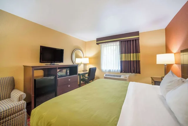 غرفة بسرير كينج لذوي الإعاقة، Quality Inn O'Fallon IL - St. Louis 6/10