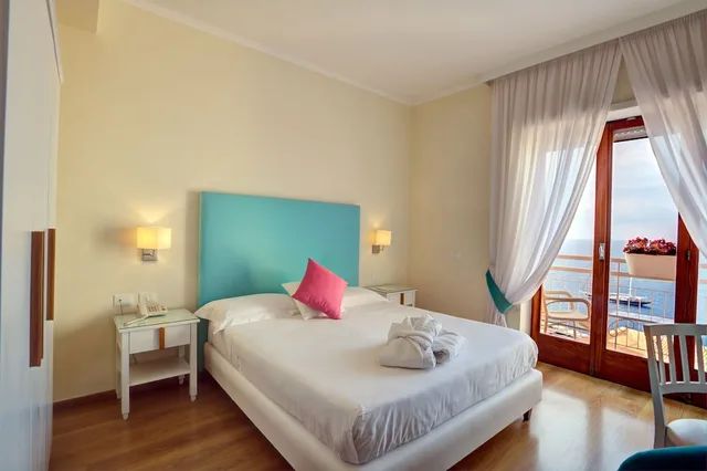 Room, Double Bed, Sea View, Balcony, Hotel Regina Sorrento 8/10