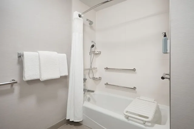 غرفة بسرير كينج لذوي الإعاقة، Courtyard by Marriott Kansas City Overland Park/Metcalf, South of College Boulevard 4/4
