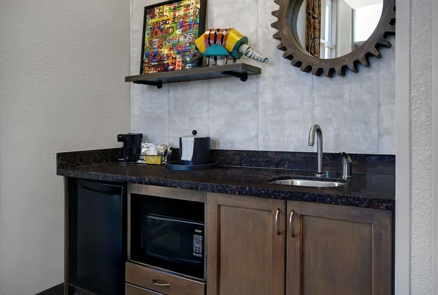 جناح بسرير كينج بشرفة، Hampton Inn & Suites Austin At The University / Capitol 10/10
