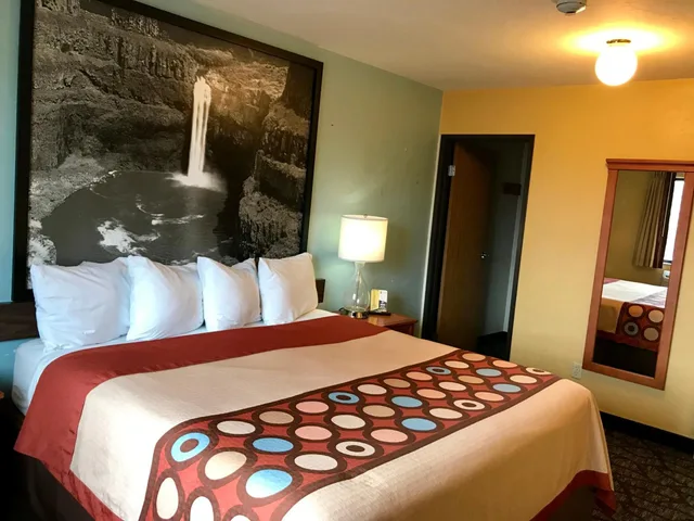 جناح بسرير كينج بغرفة نوم واحدة مع أريكة، Super 8 By Wyndham Union Gap Yakima Area 1/2