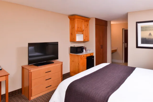 غرفة قياسية بسرير كينج بحوض استحمام لذوي الإعاقة، Best Western Plus Olympic Inn 6/10