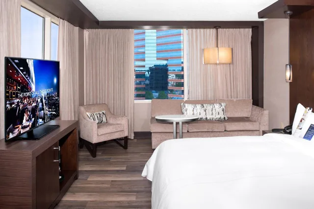 غرفة كبيرة بسرير كينج، Durham Marriott City Center 4/8