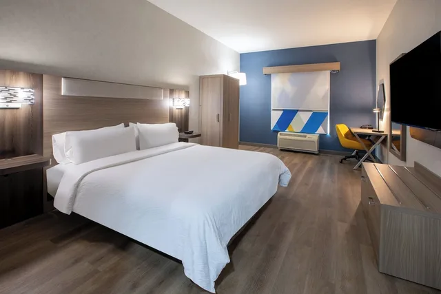 غرفة قياسية بسرير كينج لذوي الإعاقة، Holiday Inn Express & Suites Lathrop 1/6