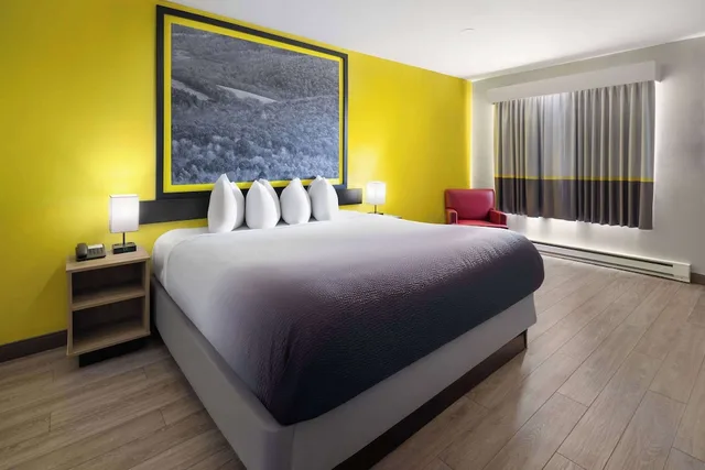Room, King Bed, Smoking, Super 8 by Wyndham Hazleton 1/3