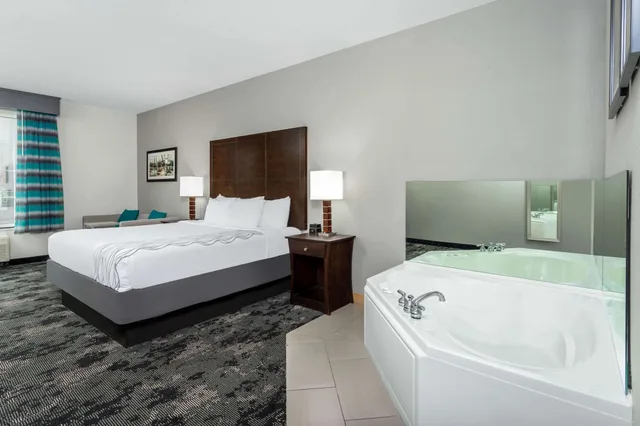 Deluxe, Suite, King Bed, La Quinta Inn & Suites by Wyndham Columbus - Edinburgh 8/9